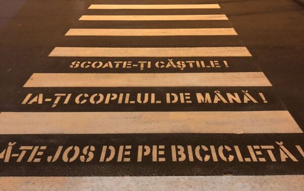 Angajații ”Exdrupo” aplică marcajul rutier pe străzile orașului Chișinău - Sputnik Moldova