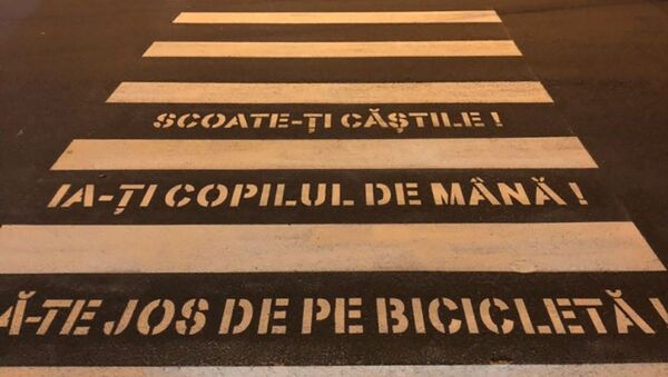 Angajații ”Exdrupo” aplică marcajul rutier pe străzile orașului Chișinău - Sputnik Moldova-România