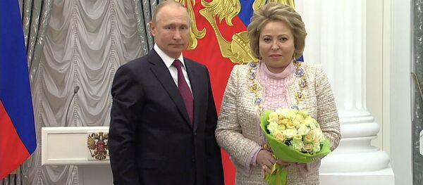 За труд и высокие достижения, за верность России - Владимир Путин вручил госнаграды - Sputnik Молдова