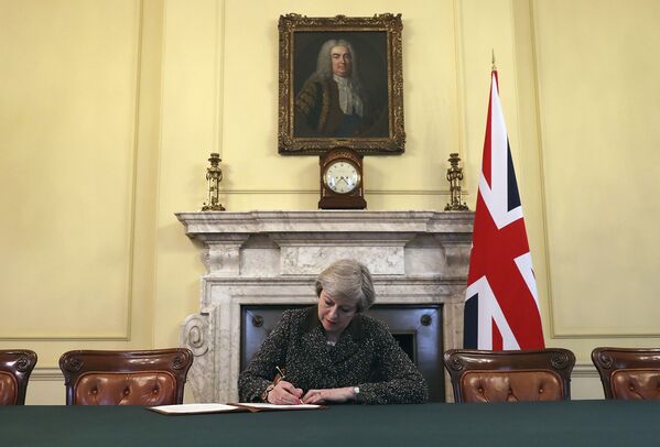 Премьер-министр Великобритании Тереза Мэй подписывает письмо в ЕС о начале запуска Brexit - Sputnik Moldova-România