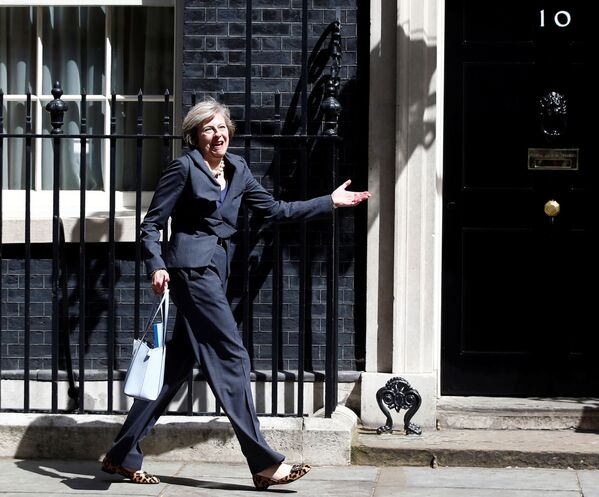 Премьер-министр Великобритании Тереза Мэй около официальной резиденции на Даунинг-стрит 10 в Лондоне - Sputnik Moldova-România