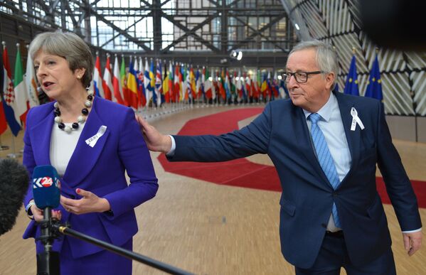 Премьер-министр Великобритании Тереза Мэй и председатель Европейской комиссии Жан-Клод Юнкер на саммите ЕС в Брюсселе - Sputnik Moldova-România
