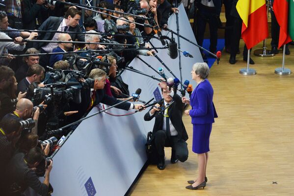 Премьер-министр Великобритании Тереза Мэй отвечает на вопросы журналистов на саммите ЕС в Брюсселе - Sputnik Moldova-România