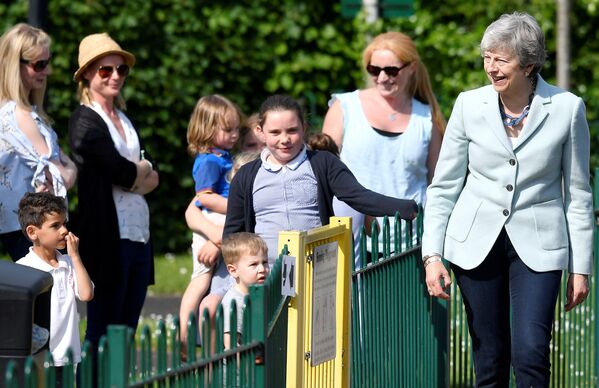 Премьер-министр Великобритании Тереза Мэй приветствует людей, прибывающих на выборы в Европарламент, Великобритания - Sputnik Moldova-România