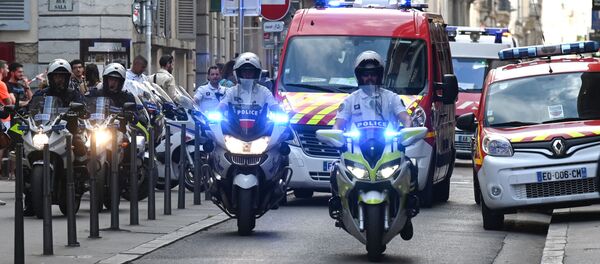 Полиция сопровождает аварийно-спасательные службы после взрыва на пешеходной улице в центре Лиона Полиция сопровождает аварийно-спасательные службы после взрыва на пешеходной улице в центре Лиона - Sputnik Молдова