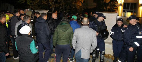 Protestatari in fata oficiului lui Renato Usatii - Sputnik Молдова