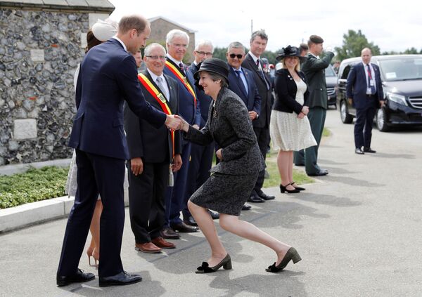 Премьер-министр Великобритании Тереза Мэй приветствует принца Уильяма и Кэтрин, герцогиню Кембриджскую на праздновании 100-летия битвы при Пашендейле в Бельгии - Sputnik Moldova