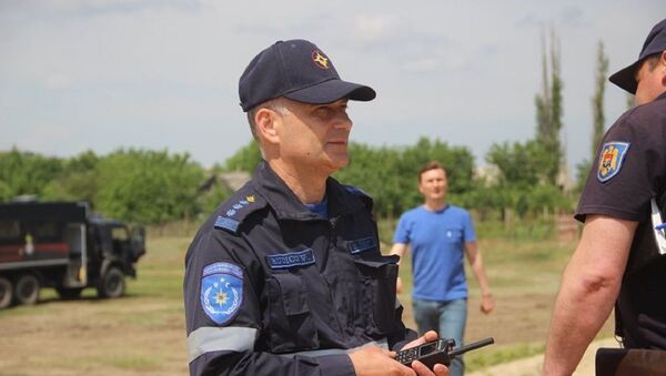 Salvatorii, carabinierii și ostașii fortifică la Crocmaz un dig cu lungimea de 3 km - Sputnik Молдова