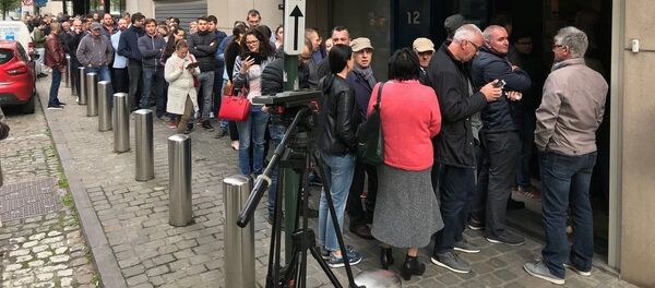 Români la coadă la secția de votare: Bruxelles - Sputnik Moldova-România