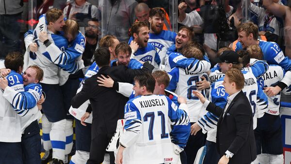 Игроки сборной Финляндии радуются победе в финале - Sputnik Молдова