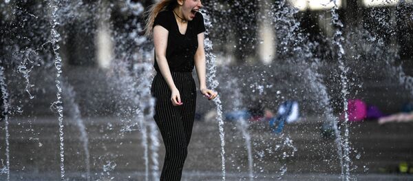 Девушка в парке искусств Музеон в Москве Девушка в парке искусств Музеон в Москве - Sputnik Молдова