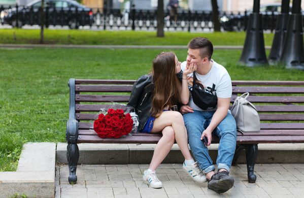 Молодые люди на Тверском бульваре в Москве - Sputnik Молдова