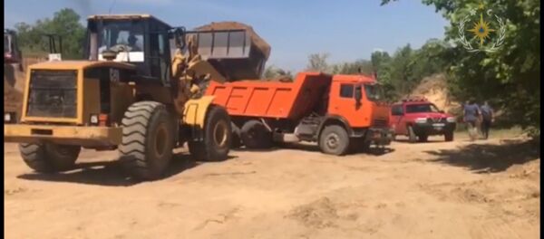 Salvatorii continuă fortificarea digului de la Crocmaz Salvatorii continuă fortificarea digului de la Crocmaz - Sputnik Молдова