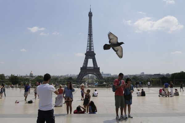 Туристы возле Эйфелевой башни  Париже - Sputnik Молдова