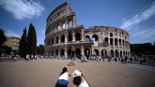 Туристы делают фотографии Колизея в Риме - Sputnik Молдова
