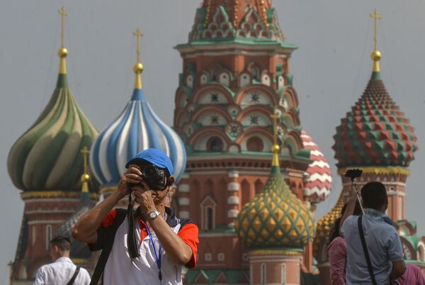 Турист фотографирует на Красной площади в Москве - Sputnik Молдова