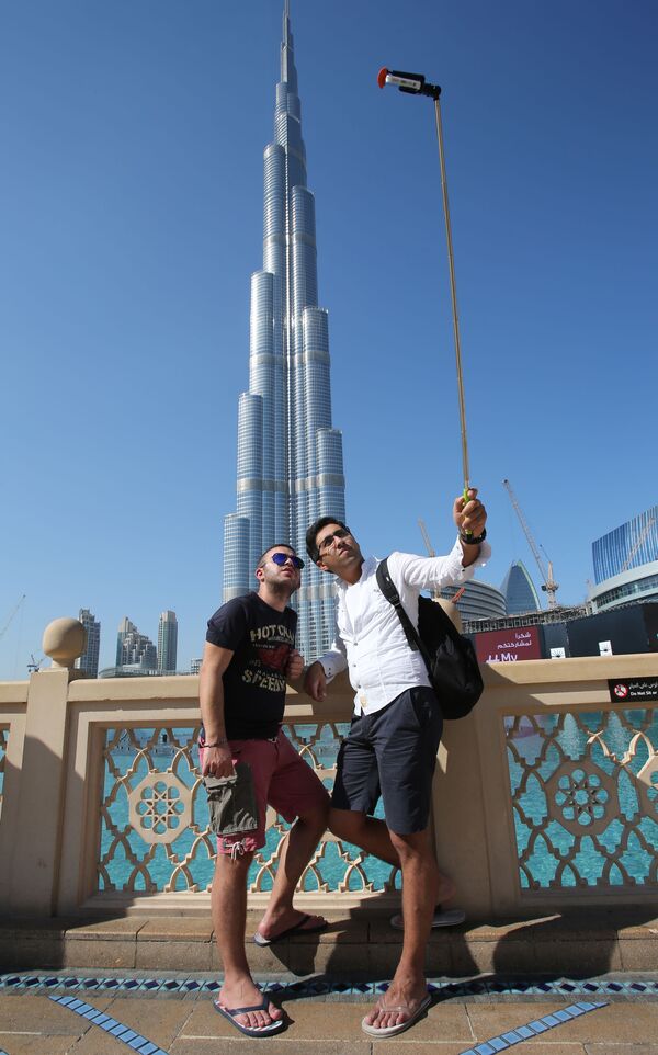 Туристы из Азербайджана фотографируются на фоне небоскреба Бурдж-Халифа в Дубае - Sputnik Молдова