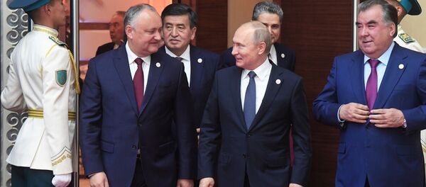 29 мая 2019. Президент РФ Владимир Путин, президент Молдовы Игорь Додон (второй слева) и президент Таджикистана Эмомали Рахмон (справа) перед началом заседания Высшего Евразийского экономического совета и глав приглашенных государств во Дворце независимости в Нур-Султане. - Sputnik Молдова