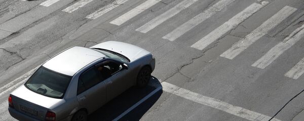 Автомобиль стоит у стоп-линии перед пешеходным переходом - Sputnik Moldova