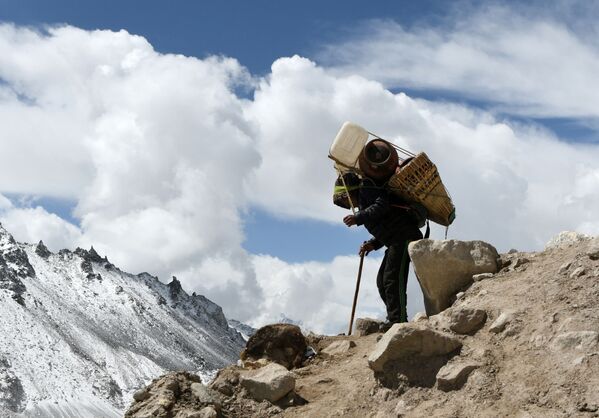 Непальский носильщик во время восхождения к базовому лагерю Эвереста  - Sputnik Молдова