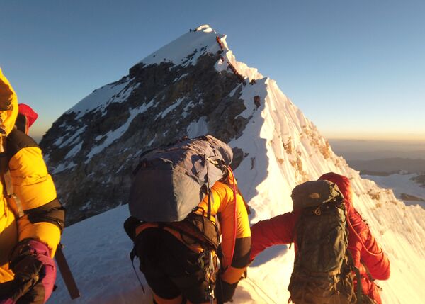 Альпинисты во время восхождения на Эверест  - Sputnik Молдова