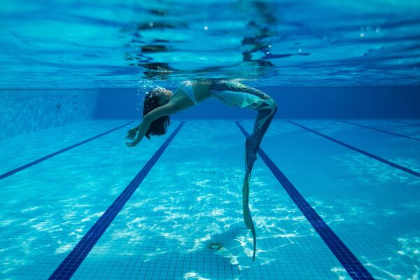 Девушка в костюме русалки плавает в бассейне, Куала-Лумпур - Sputnik Молдова