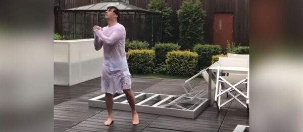 Максим Галкин в полупрозрачном халате танцует под дождем - Sputnik Молдова