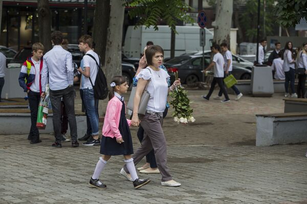 Последний звонок - особый праздник. На торжественные линейки приходят целыми семьями. - Sputnik Молдова