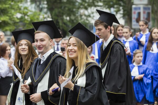 Казалось бы, еще вчера сегодняшние выпускники были такими маленькими, а сегодня этих девушек и юношей их родители в последний раз провожают в школу. - Sputnik Молдова