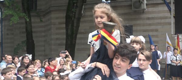 До свидания, школа!: во всех лицеях Молдовы прозвенел последний звонок - Sputnik Молдова