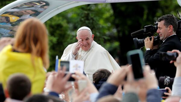 Pope Francis arrives to meet with the youth and families in Iasi - Sputnik Moldova-România