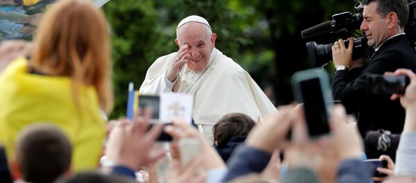 Pope Francis arrives to meet with the youth and families in Iasi - Sputnik Moldova-România