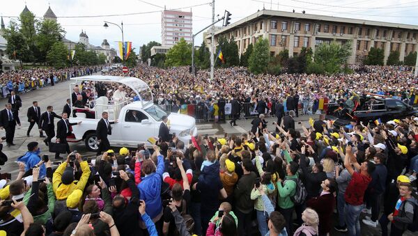 Pope Francis arrives to meet with the youth and families in Iasi  - Sputnik Moldova-România