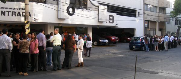 Жители Мехико выбежали на улицы после землетрясения - Sputnik Молдова