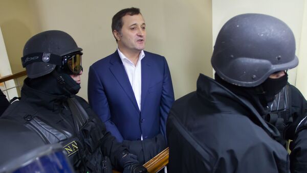 Если вина Филата в пассивной коррупции будет признана в суде, то ему грозит от 7 до 15 лет лишения свободы и штраф в 8-10 тысяч условных единиц, а за извлечение выгоды из влияния – от 3 до 7 лет тюремного заключения. - Sputnik Молдова
