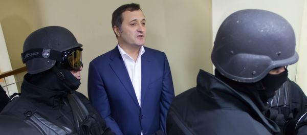 Если вина Филата в пассивной коррупции будет признана в суде, то ему грозит от 7 до 15 лет лишения свободы и штраф в 8-10 тысяч условных единиц, а за извлечение выгоды из влияния – от 3 до 7 лет тюремного заключения. - Sputnik Молдова