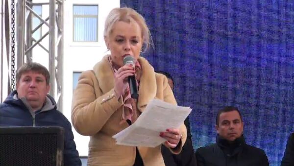 Ana Ursachi în faţa Parlamentului - Sputnik Moldova