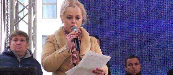 Ana Ursachi în faţa Parlamentului - Sputnik Moldova