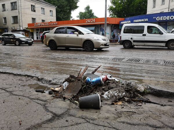 Fulgere, tunete și inundații: Consecințele ploii torențiale din Capitală - Video Fulgere, tunete și inundații: Consecințele ploii torențiale din Capitală - Video - Sputnik Moldova
