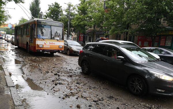 Грязь на улице после ливня в Кишиневе - Sputnik Молдова
