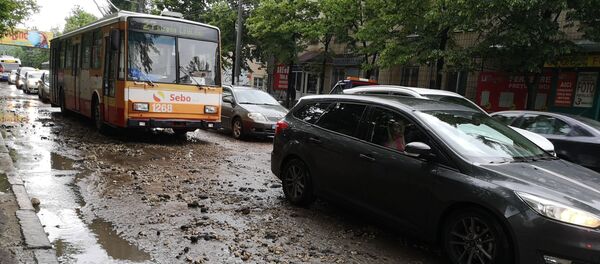Грязь на улице после ливня в Кишиневе - Sputnik Moldova