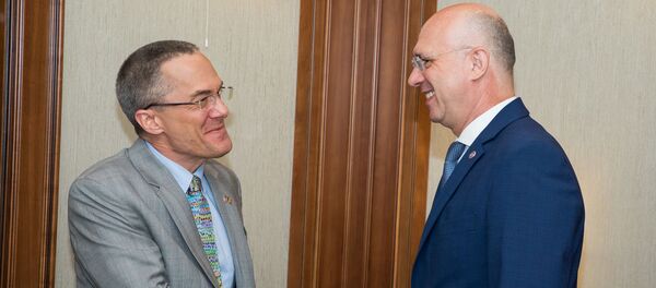 Premierul Pavel Filip și Bradley Freden, director în cadrul Departamentului de Stat al SUA - Sputnik Moldova