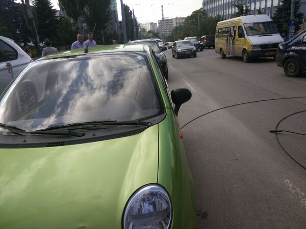 Pericol major: Sârme electrice de troleibuz, pe asfalt - Video  - Sputnik Moldova