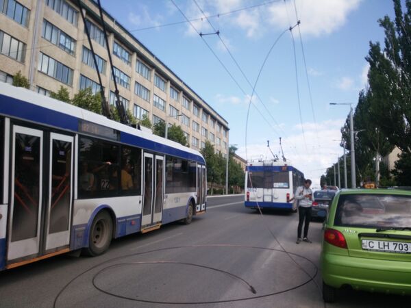 Pericol major: Sârme electrice de troleibuz, pe asfalt - Video  - Sputnik Moldova