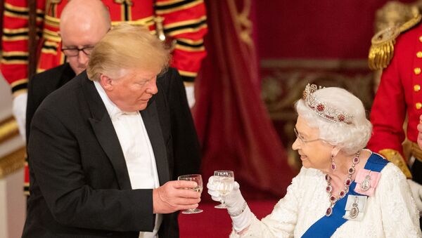 U.S. President Donald Trump and Britain's Queen Elizabeth - Sputnik Moldova-România