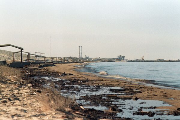 Пляж залитый нефтью на границк Кувейта и Саудовской Аравии - Sputnik Молдова