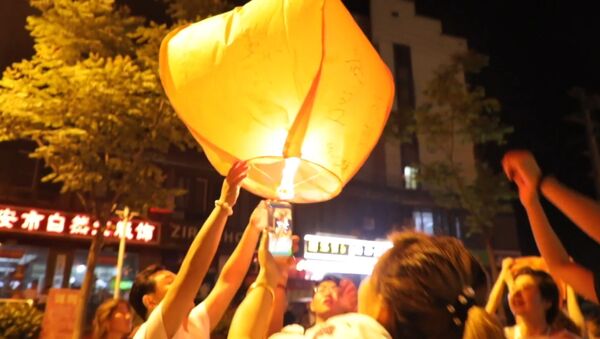 Фонари осветили ночное небо: китайские студенты помолились об успешной сдачи экзаменов - Sputnik Молдова