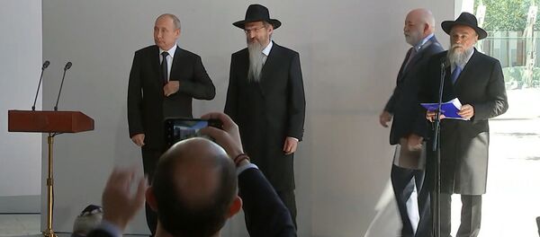 Владимир Путин открыл памятник героям cопротивления в концлагерях Владимир Путин открыл памятник героям cопротивления в концлагерях - Sputnik Moldova