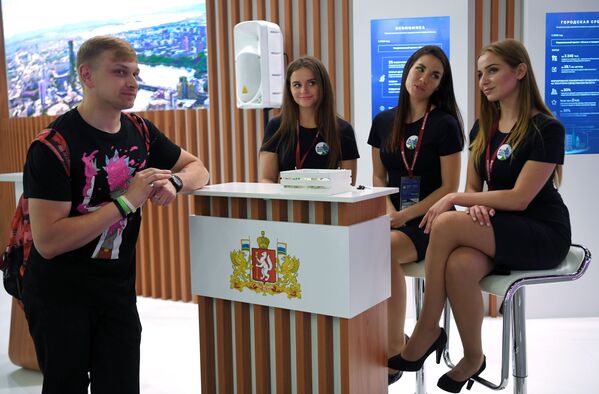 Участники Петербургского международного экономического форума 2019 (ПМЭФ-2019) в конгрессно-выставочном центре Экспофорум - Sputnik Молдова