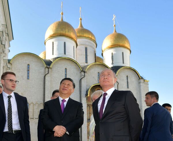 Председатель КНР Си Цзиньпин и президент России Владимир Путин во время экскурсии по Кремлю - Sputnik Moldova-România